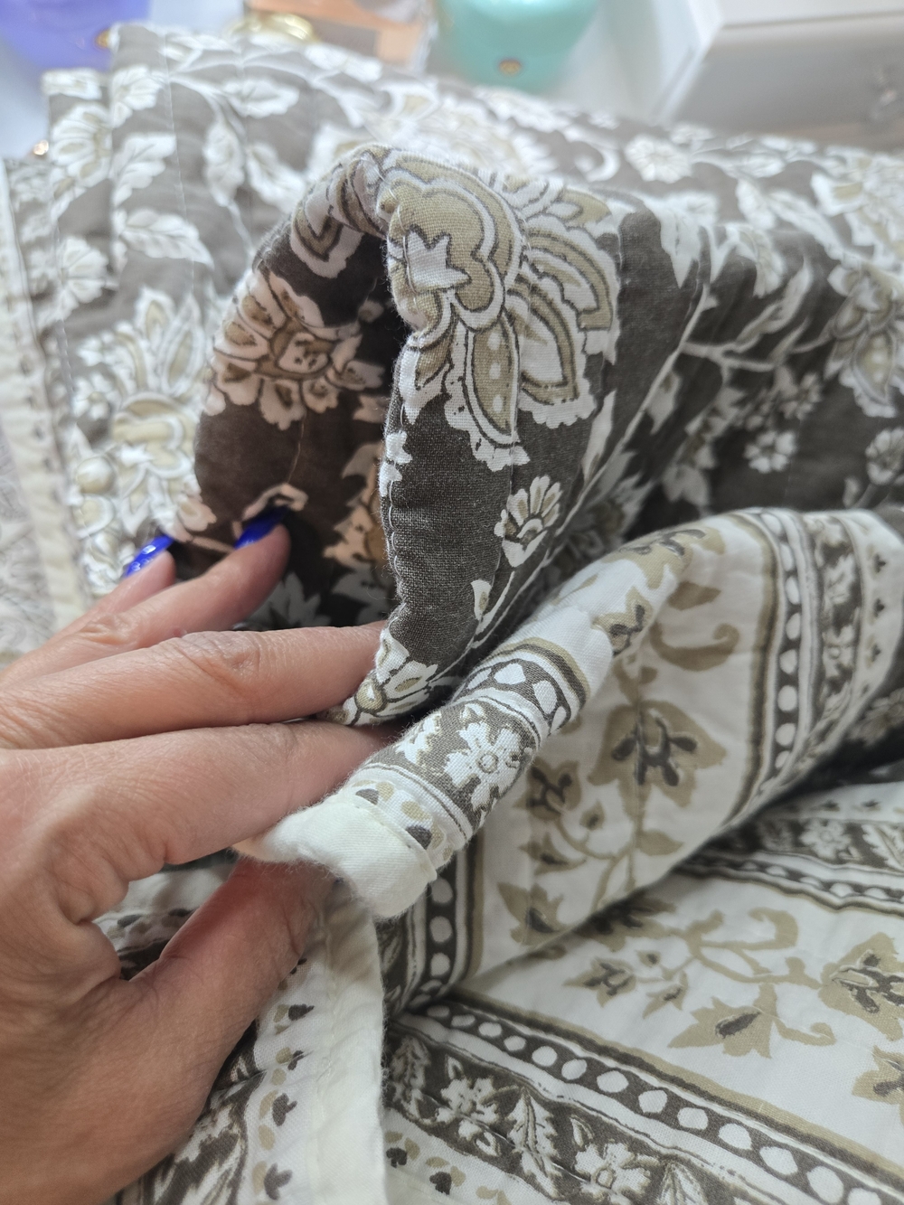 NWOT Levtex REVERSIBLE Brown and White Floral Quilt & 2 Shams - Picture 13 of 15